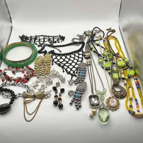 Jewelry - LOT OF JEWELRY
